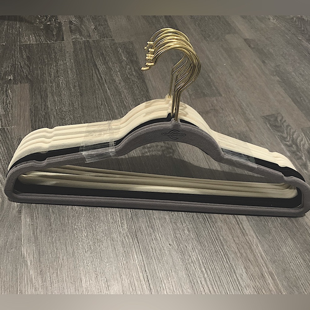 Velvet Non Slip Gold Hook Hangers (10 Pack) Tan/Black/Grey